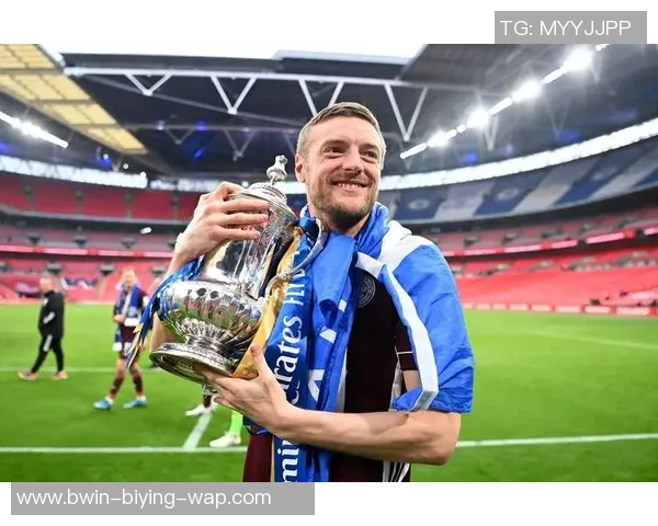 足球传奇人物的荣耀与奋斗：从草根到巅峰的星光之路